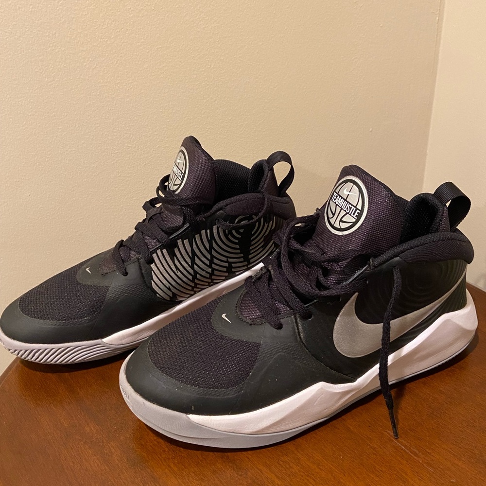 Nike Team Hustle D9 Basketball Shoes Sneakers Black White 5Y aq4224-001 Silver